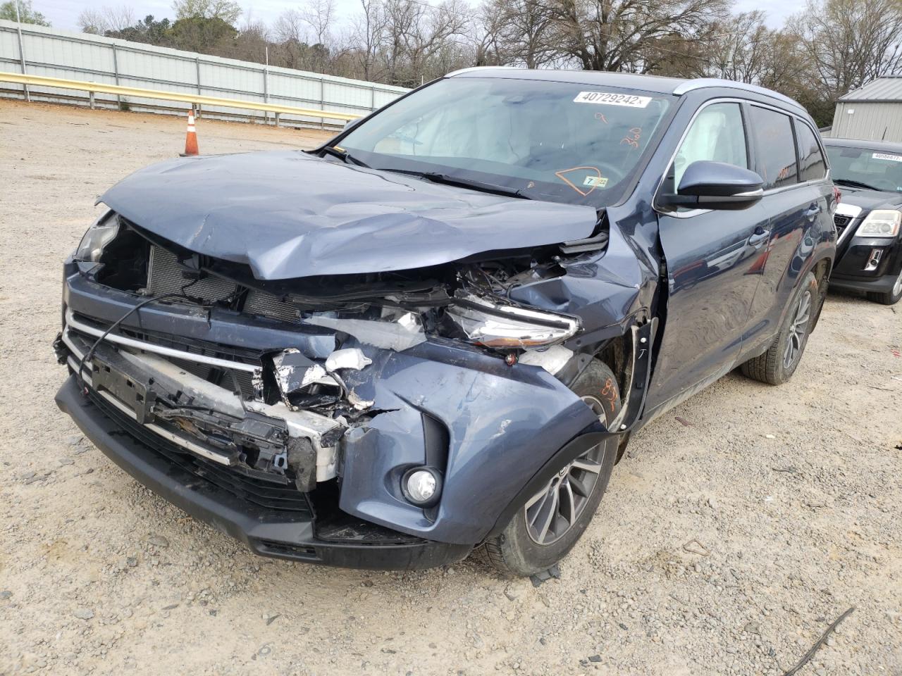 Photo 2 from auction – 2019 TOYOTA HIGHLANDER with VIN 5TDJZRFH4KS728125