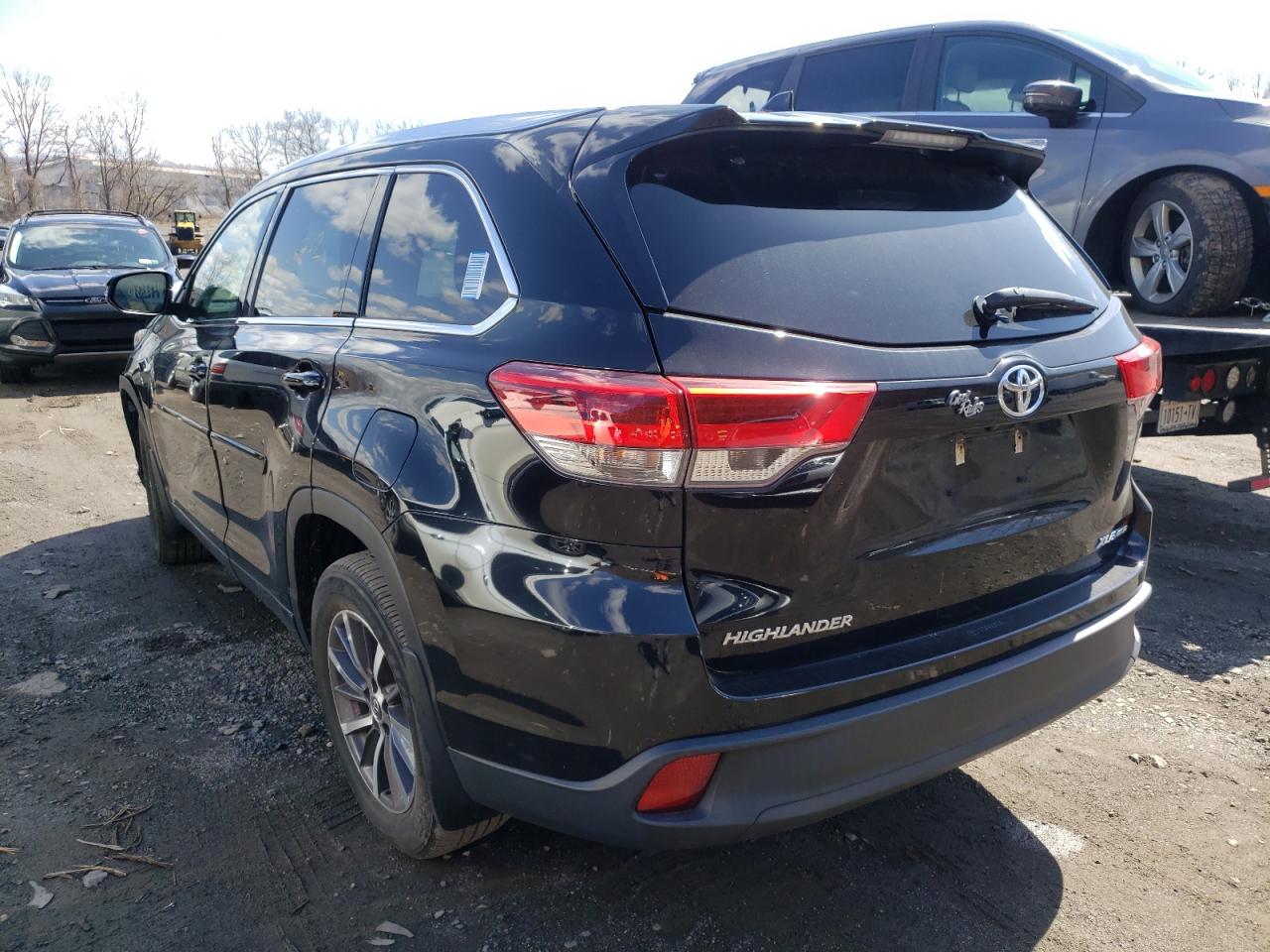 Photo 3 from auction – 2018 TOYOTA HIGHLANDER with VIN 5TDJZRFH5JS804692