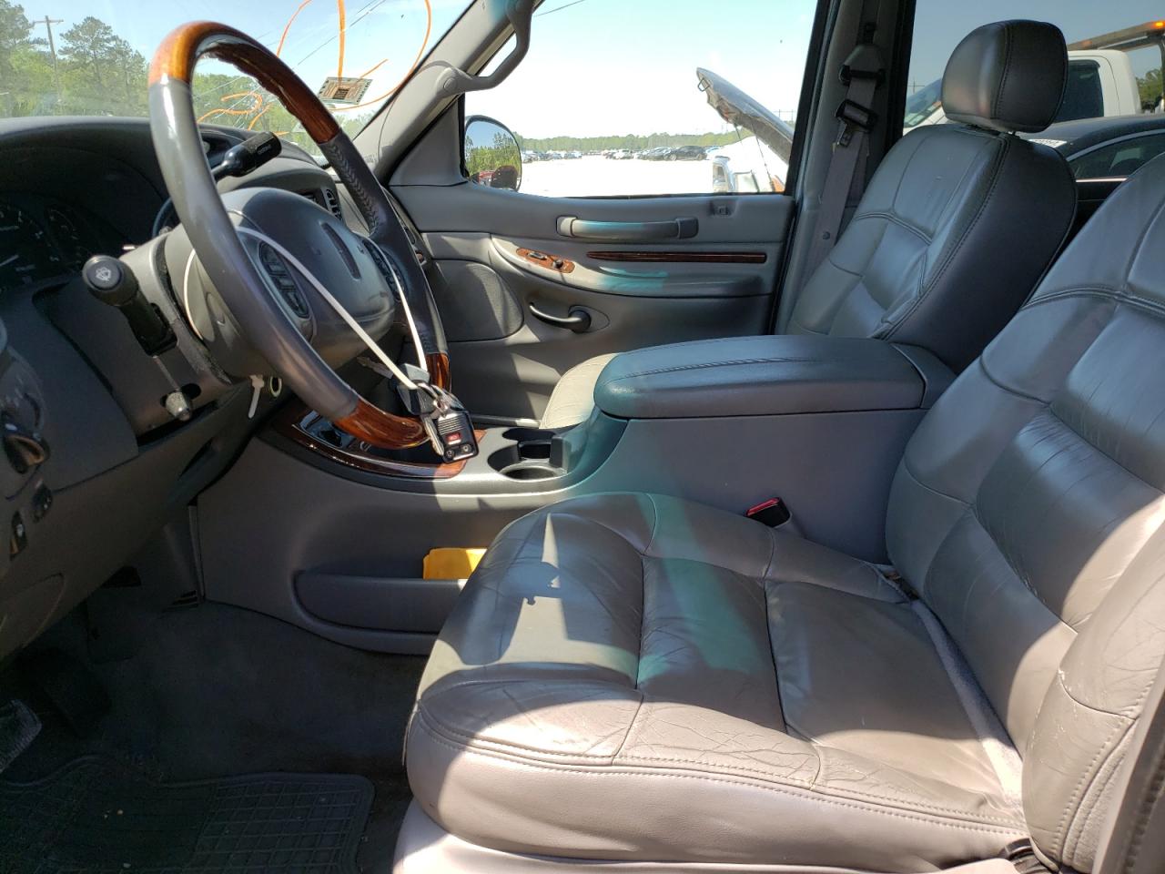 Photo 5 from auction – 2000 LINCOLN NAVIGATOR with VIN 5LMFU28A9YLJ25119