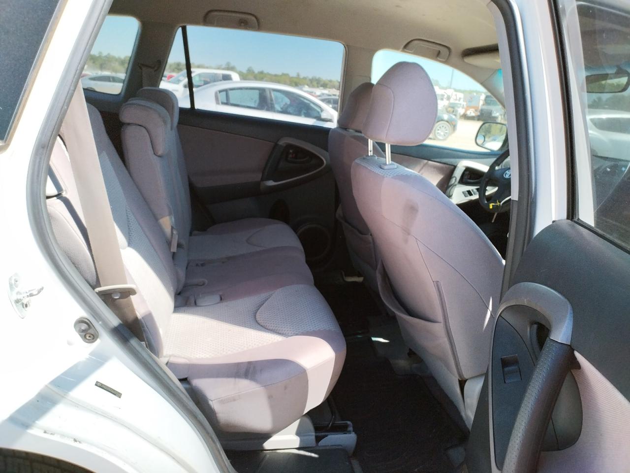 Photo 6 from auction – 2006 TOYOTA RAV4 with VIN JTMZD33V066007685