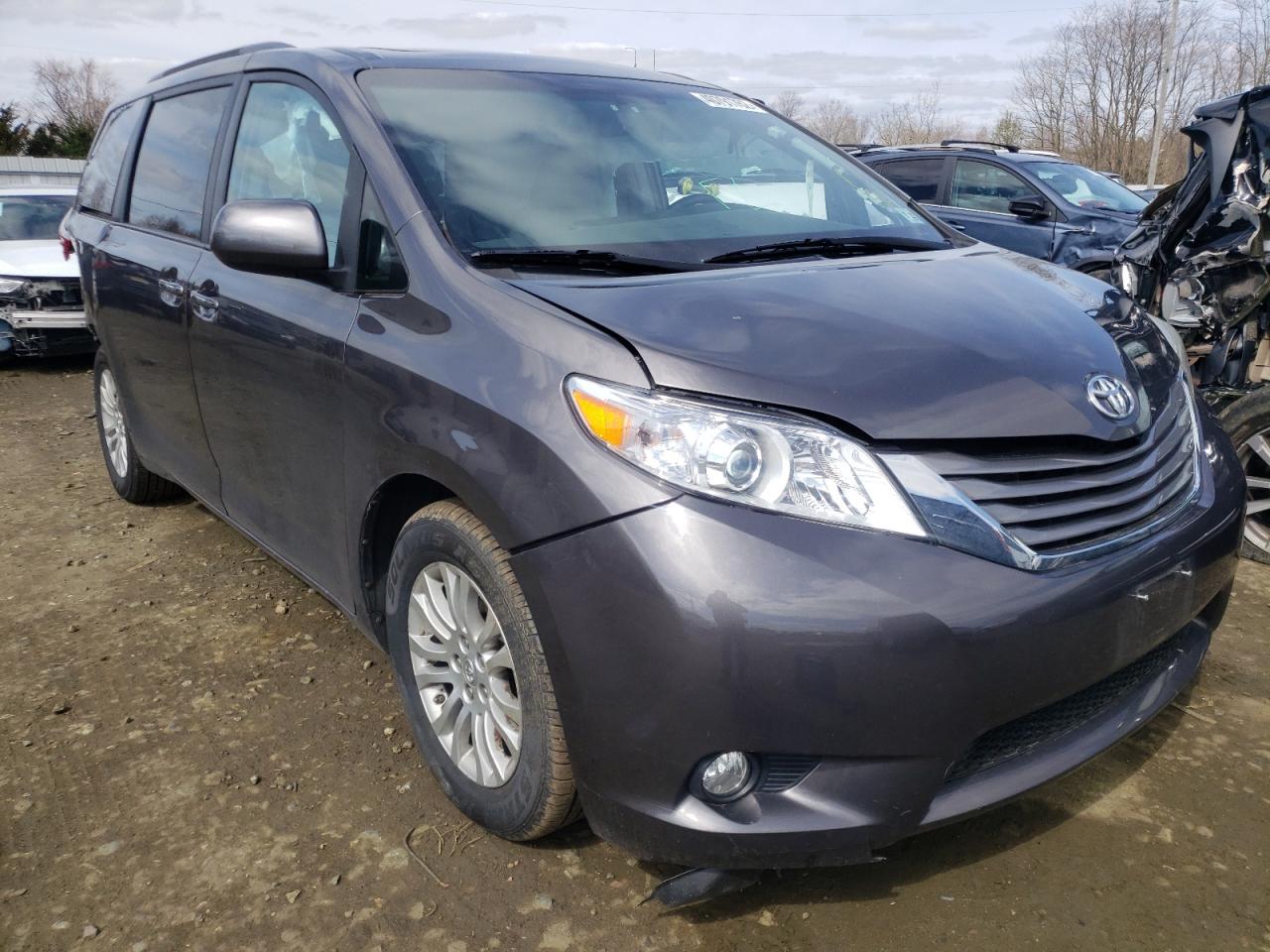 Photo 1 from auction – 2017 TOYOTA SIENNA XLE with VIN 5TDYZ3DC2HS851496