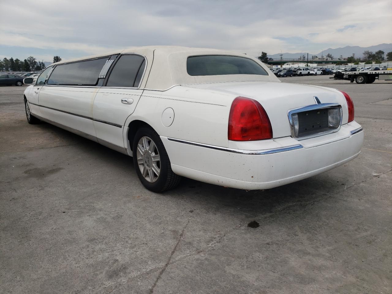Photo 3 from auction – 2004 LINCOLN TOWN CAR E with VIN 1L1FM81W54Y650821