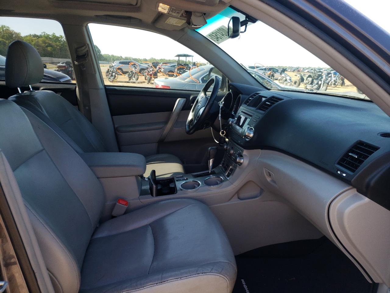 Photo 5 from auction – 2012 TOYOTA HIGHLANDER with VIN 5TDZK3EH4CS075903