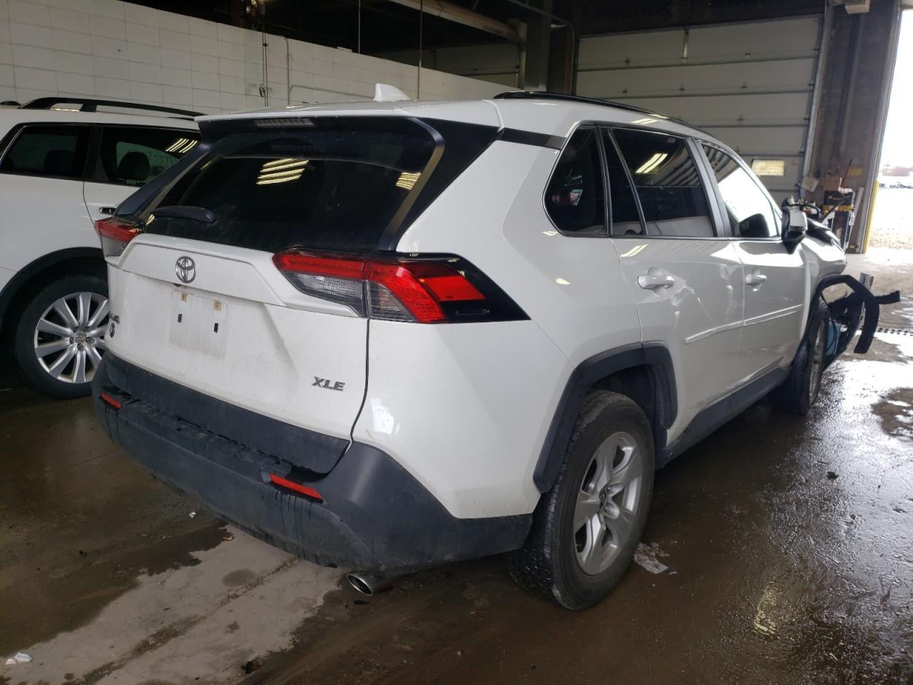 Photo 4 from auction – 2019 TOYOTA RAV4 XLE with VIN JTMW1RFV2KD005839