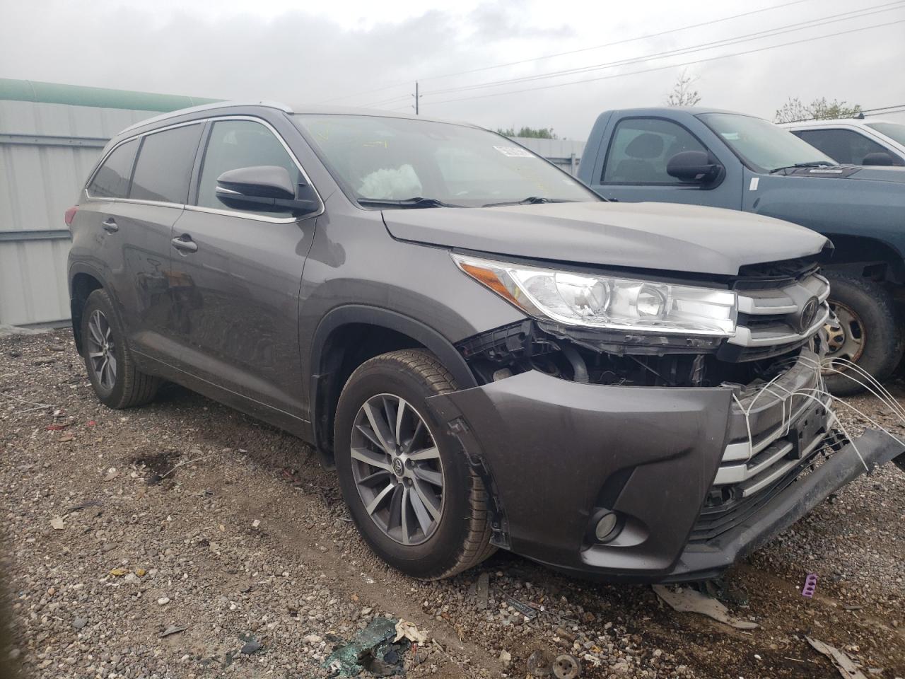 TOYOTA HIGHLANDER 2017 with VIN 5TDKZRFH4HS520453 - Photo from auction