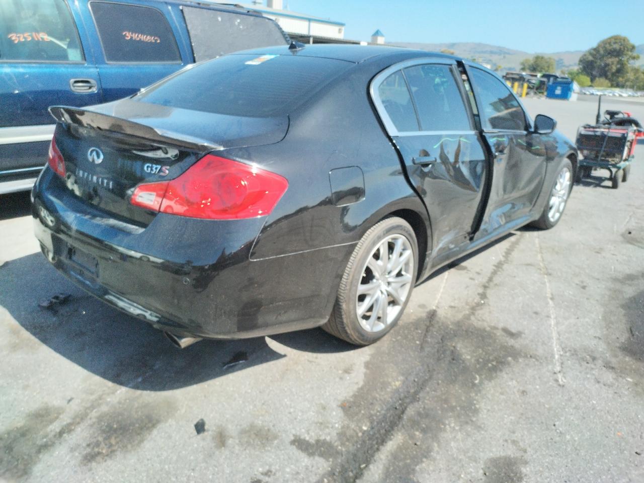 Photo 4 from auction – 2011 INFINITI G37 BASE with VIN JN1CV6APXBM503563