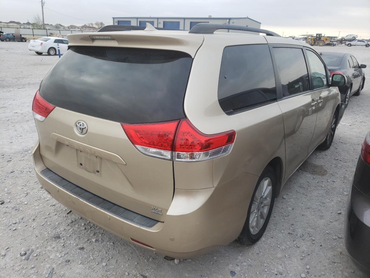 Photo 4 from auction – 2011 TOYOTA SIENNA XLE with VIN 5TDDK3DC0BS019827