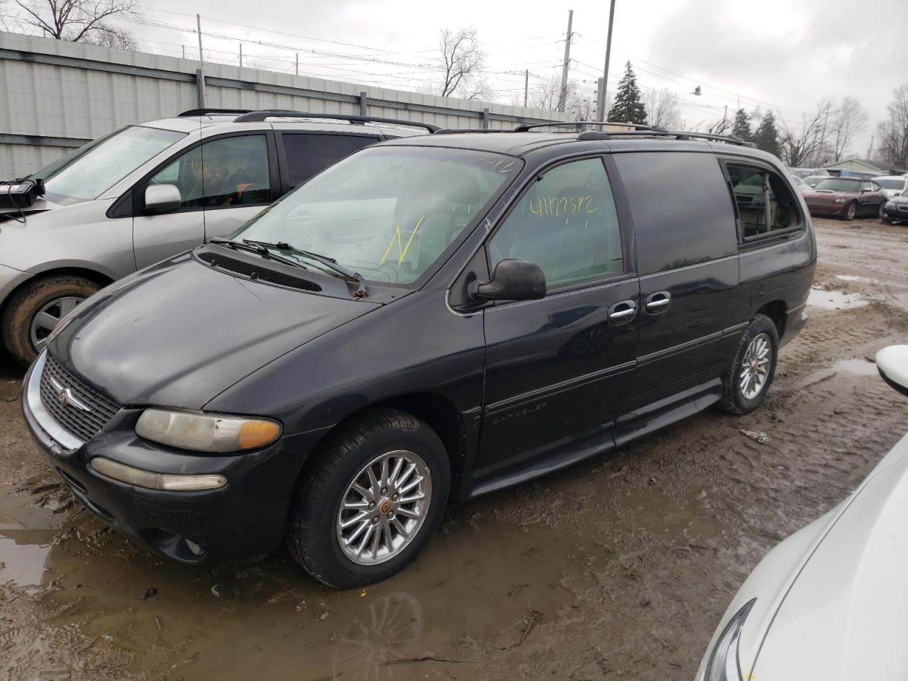 Photo 2 from auction – 1999 CHRYSLER TOWN & COU with VIN 1C4GP64L3XB832142