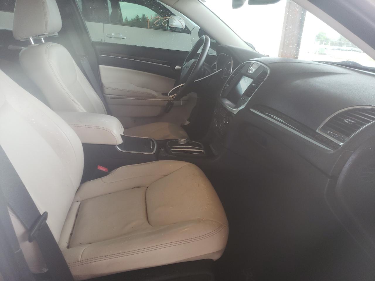 Photo 5 from auction – 2015 CHRYSLER 300 LIMITE with VIN 2C3CCAAG0FH887128