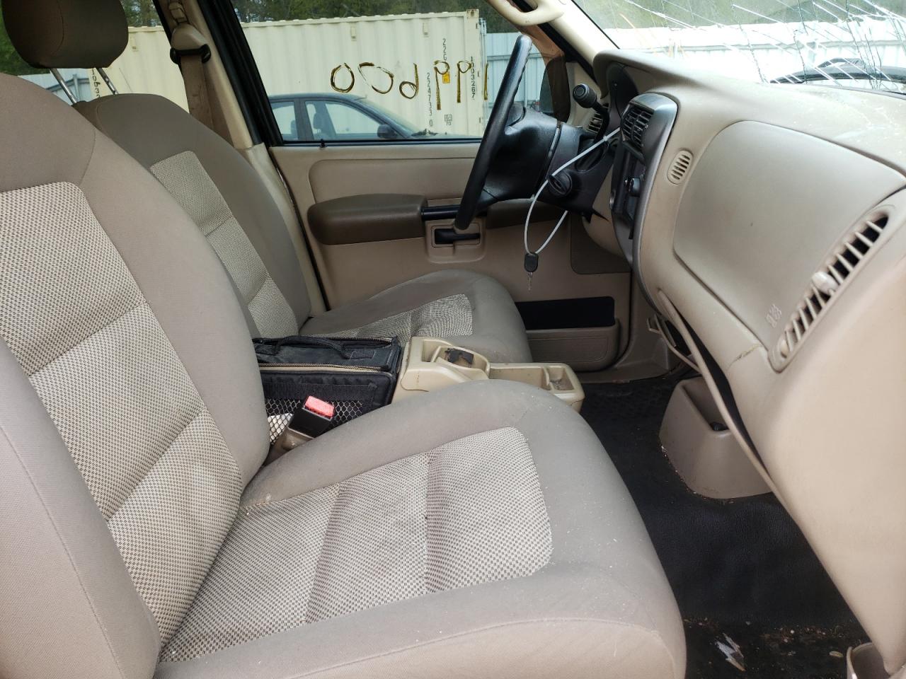 Photo 5 from auction – 2005 FORD EXPLORER S with VIN 1FMZU67K85UA65700