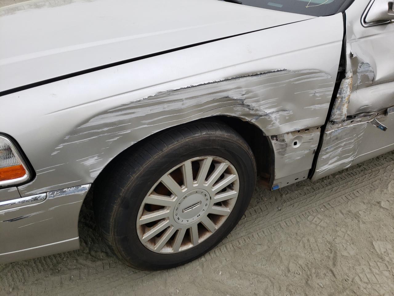 Photo 9 from auction – 2005 LINCOLN TOWN CAR S with VIN 1LNHM81W15Y638609