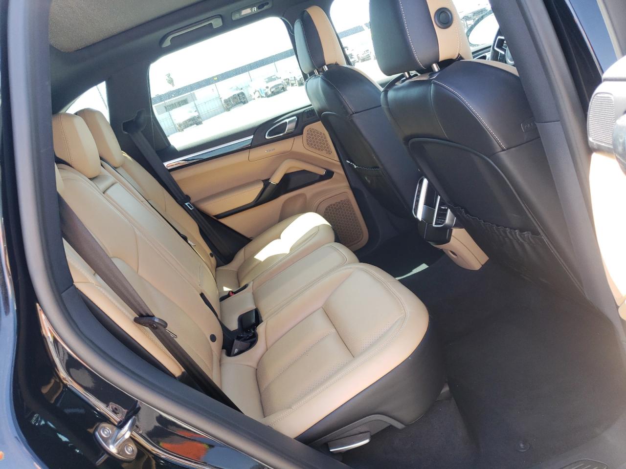 Photo 6 from auction – 2017 PORSCHE CAYENNE with VIN WP1AA2A26HKA90072