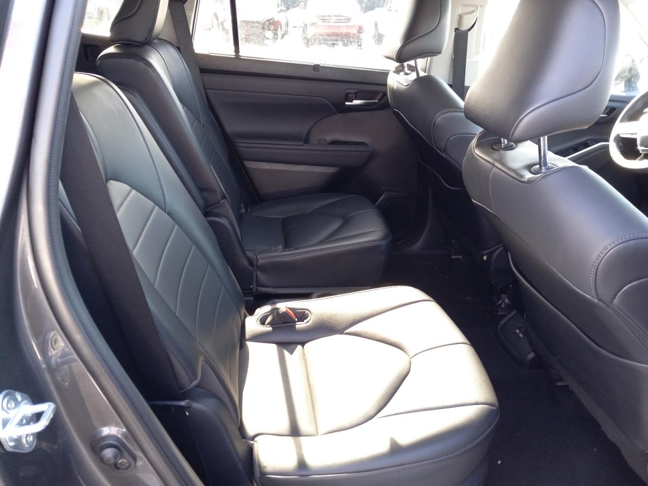 Photo 6 from auction – 2021 TOYOTA HIGHLANDER with VIN 5TDGZRBH7MS112874