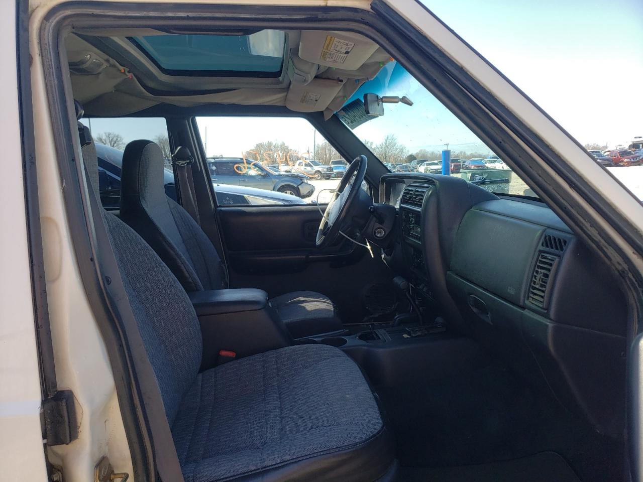 Photo 5 from auction – 2000 JEEP CHEROKEE S with VIN 1J4FF48S1YL260708