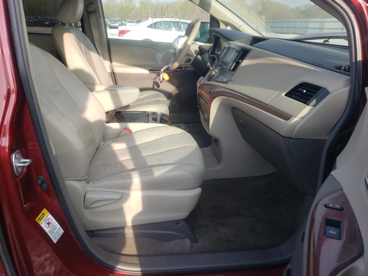 Photo 5 from auction – 2011 TOYOTA SIENNA XLE with VIN 5TDYK3DC5BS132240