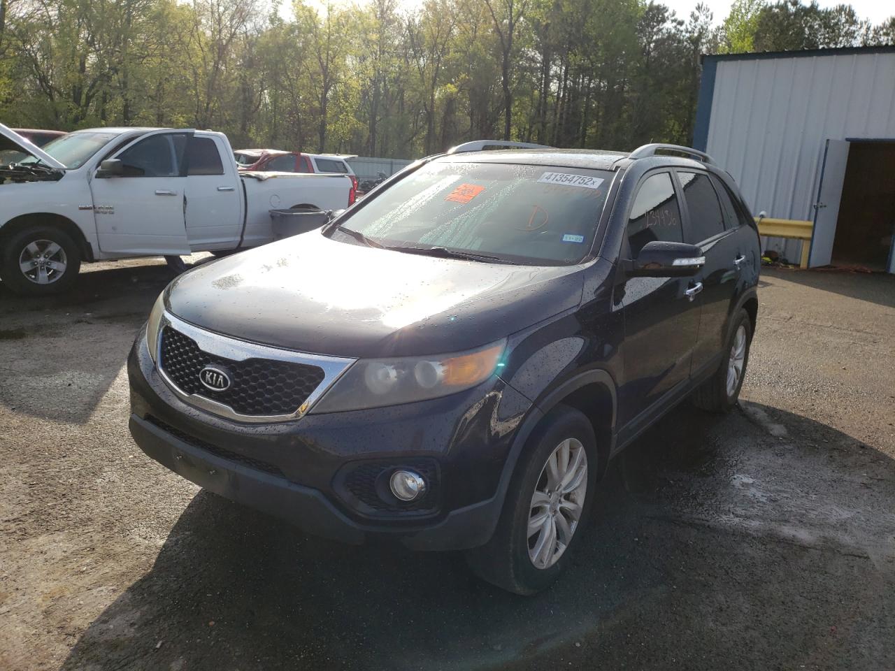 Photo 2 from auction – 2011 KIA SORENTO EX with VIN 5XYKU4A27BG095433