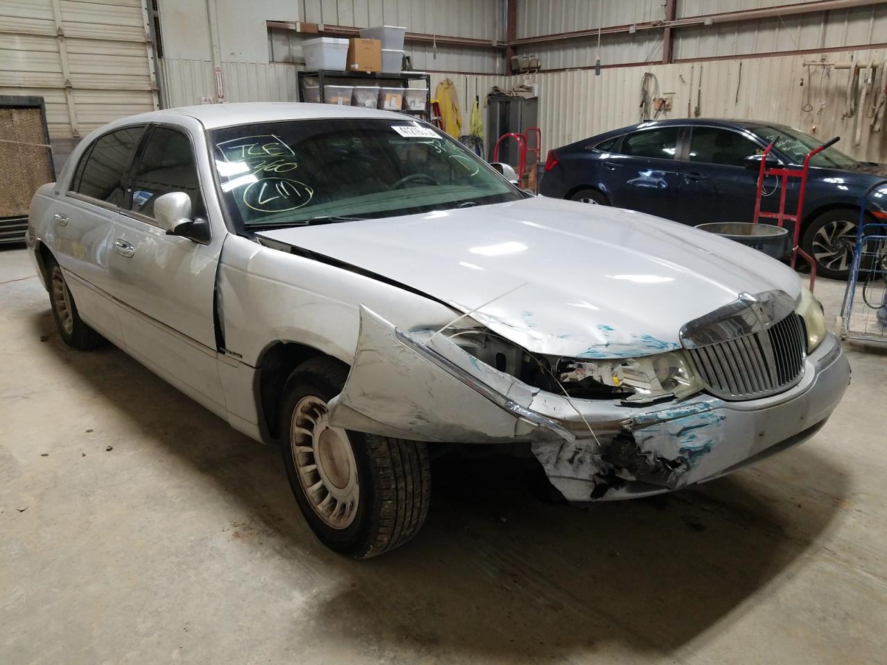 LINCOLN TOWN CAR E 2002 with VIN 1LNHM81W32Y663300 - Photo from auction