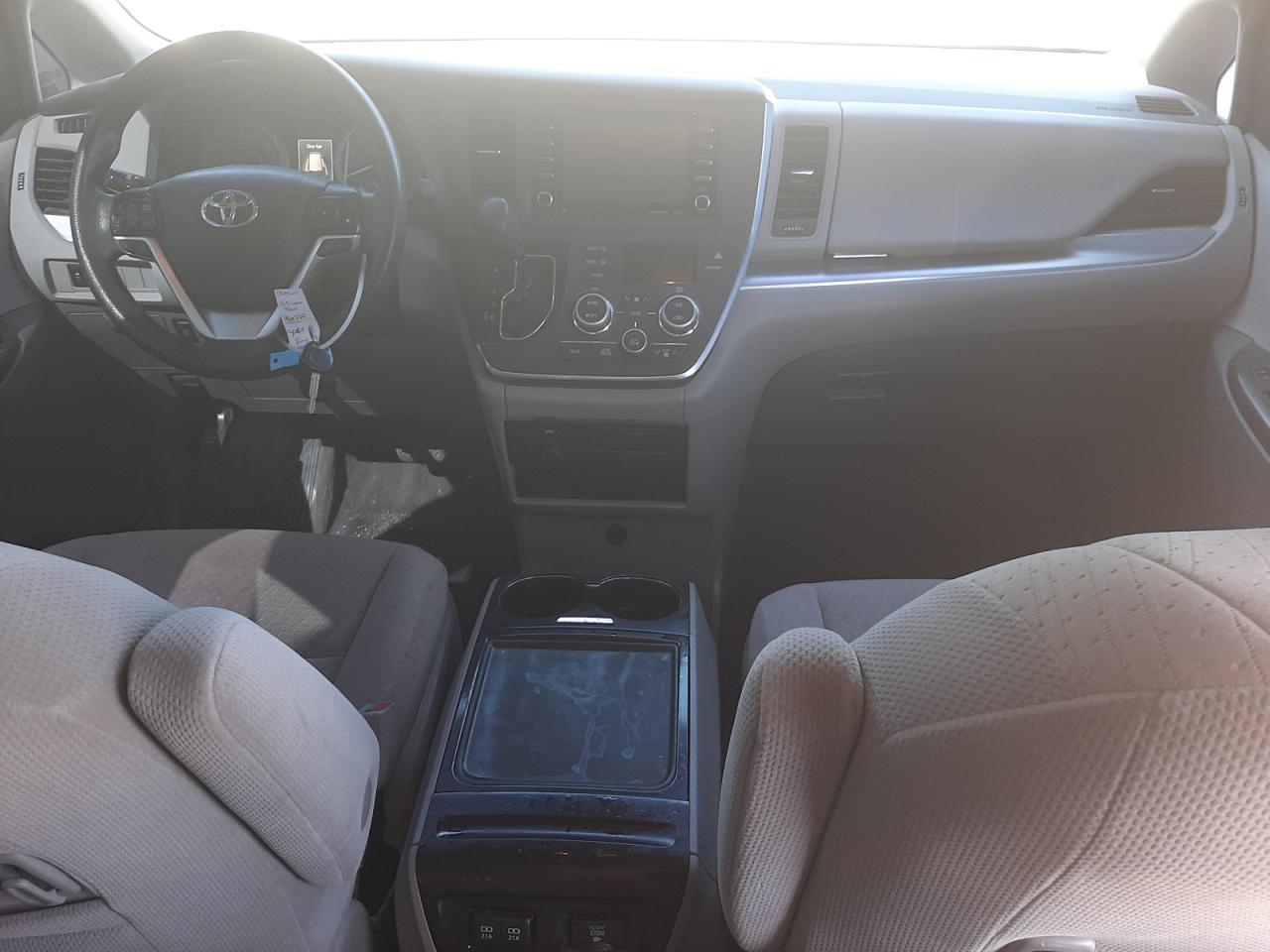Photo 9 from auction – 2018 TOYOTA SIENNA LE with VIN 5TDKZ3DC7JS939083