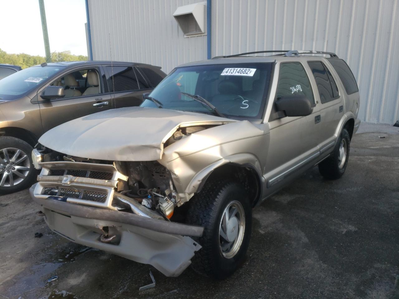 Photo 2 from auction – 2001 CHEVROLET BLAZER with VIN 1GNDT13W61K220724
