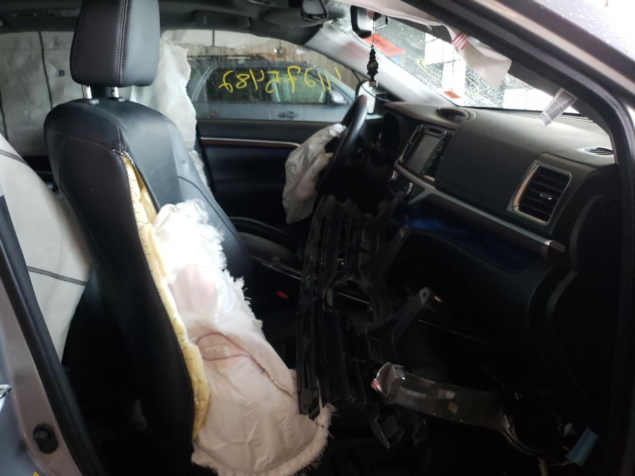 Photo 5 from auction – 2015 TOYOTA HIGHLANDER with VIN 5TDDKRFH2FS133703