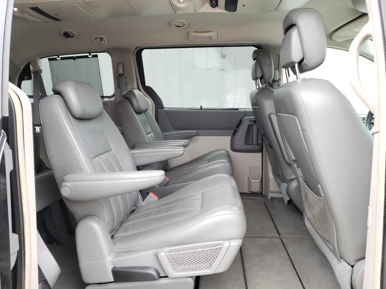 Photo 6 from auction – 2010 CHRYSLER TOWN & COU with VIN 2A4RR5DX7AR344637