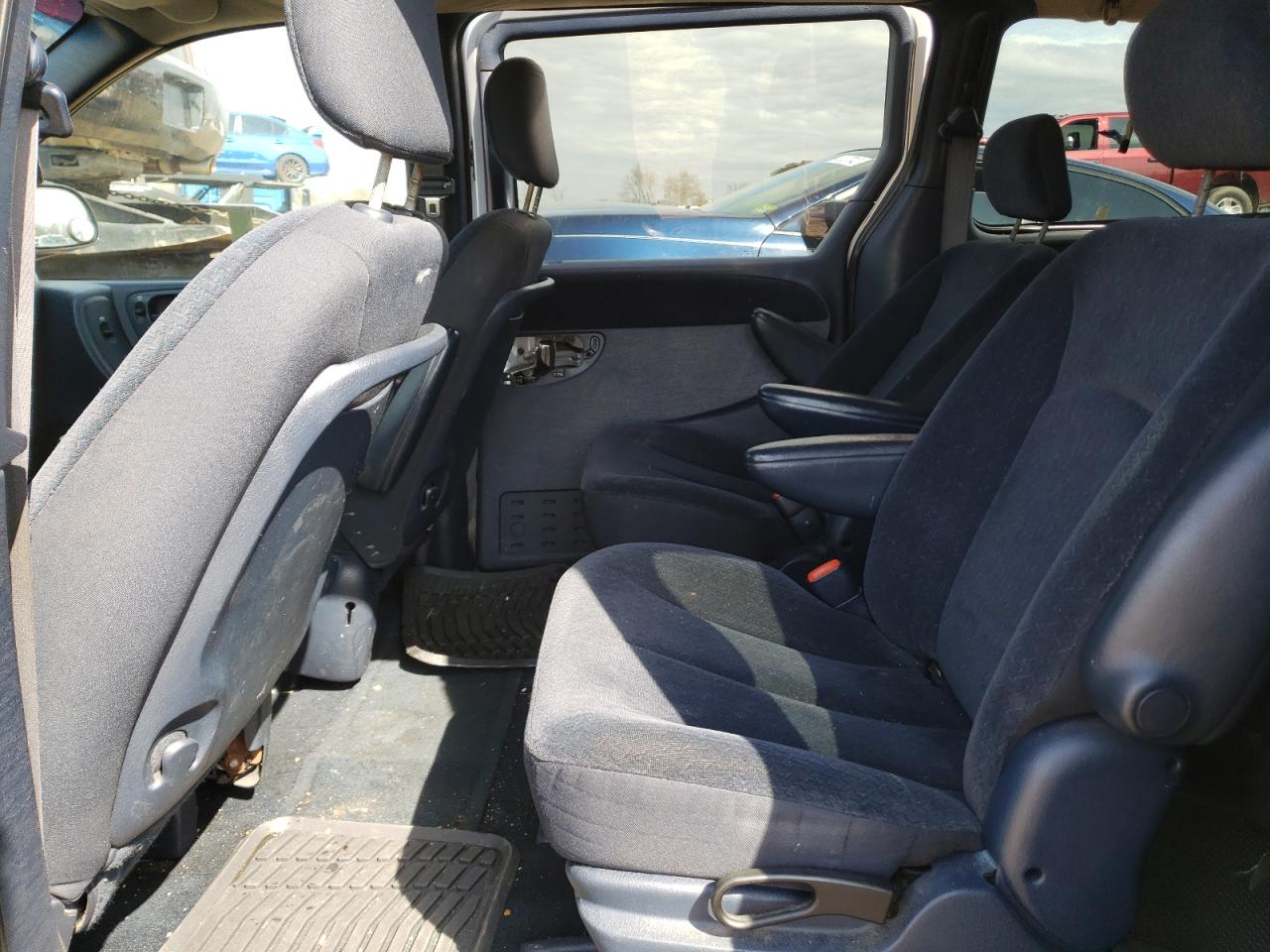 Photo 6 from auction – 2001 DODGE GRAND CARA with VIN 2B4GP44361R297348