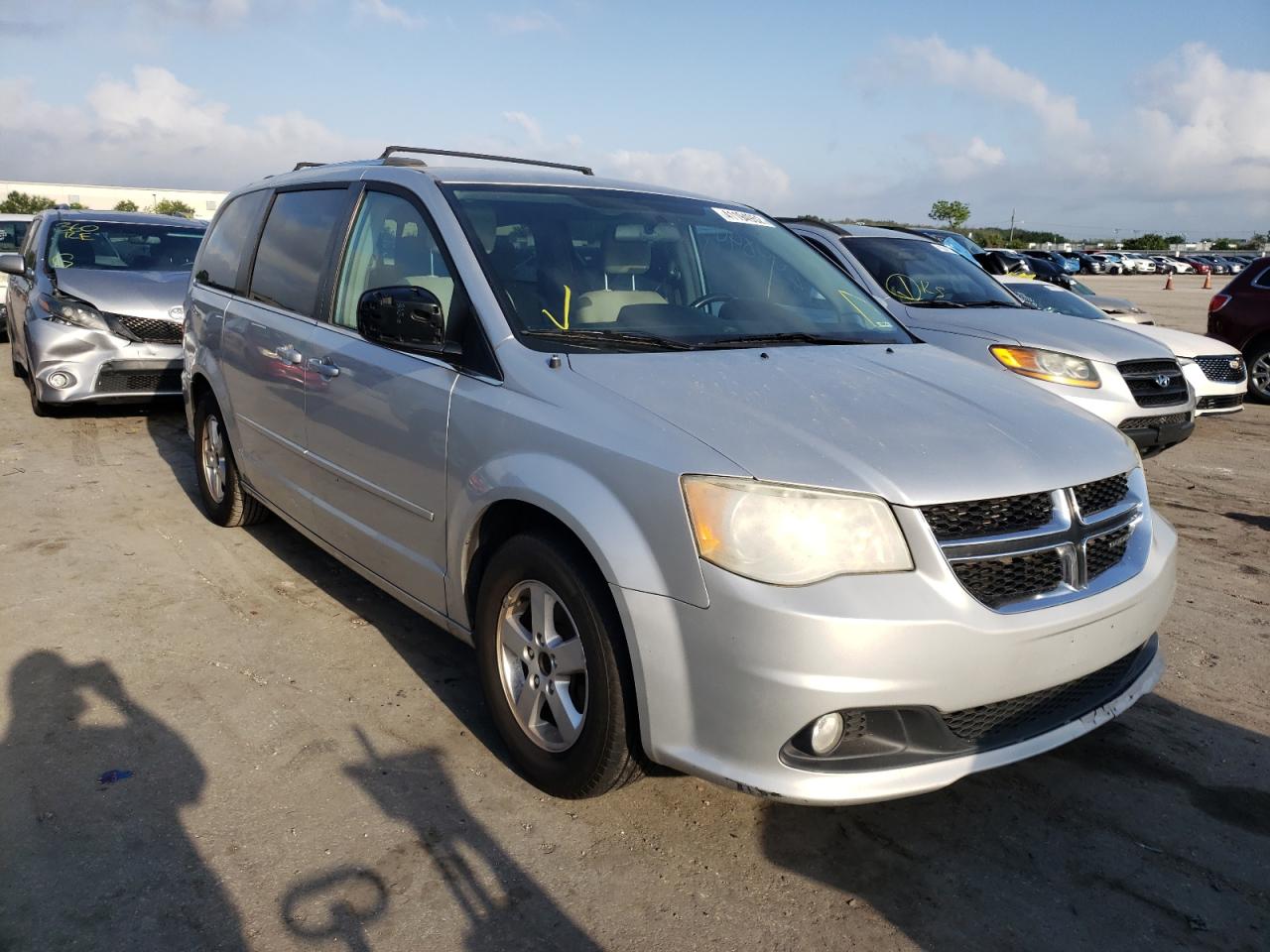 DODGE GRAND CARA 2011 con VIN 2D4RN5DGXBR741359 - Foto de la subasta