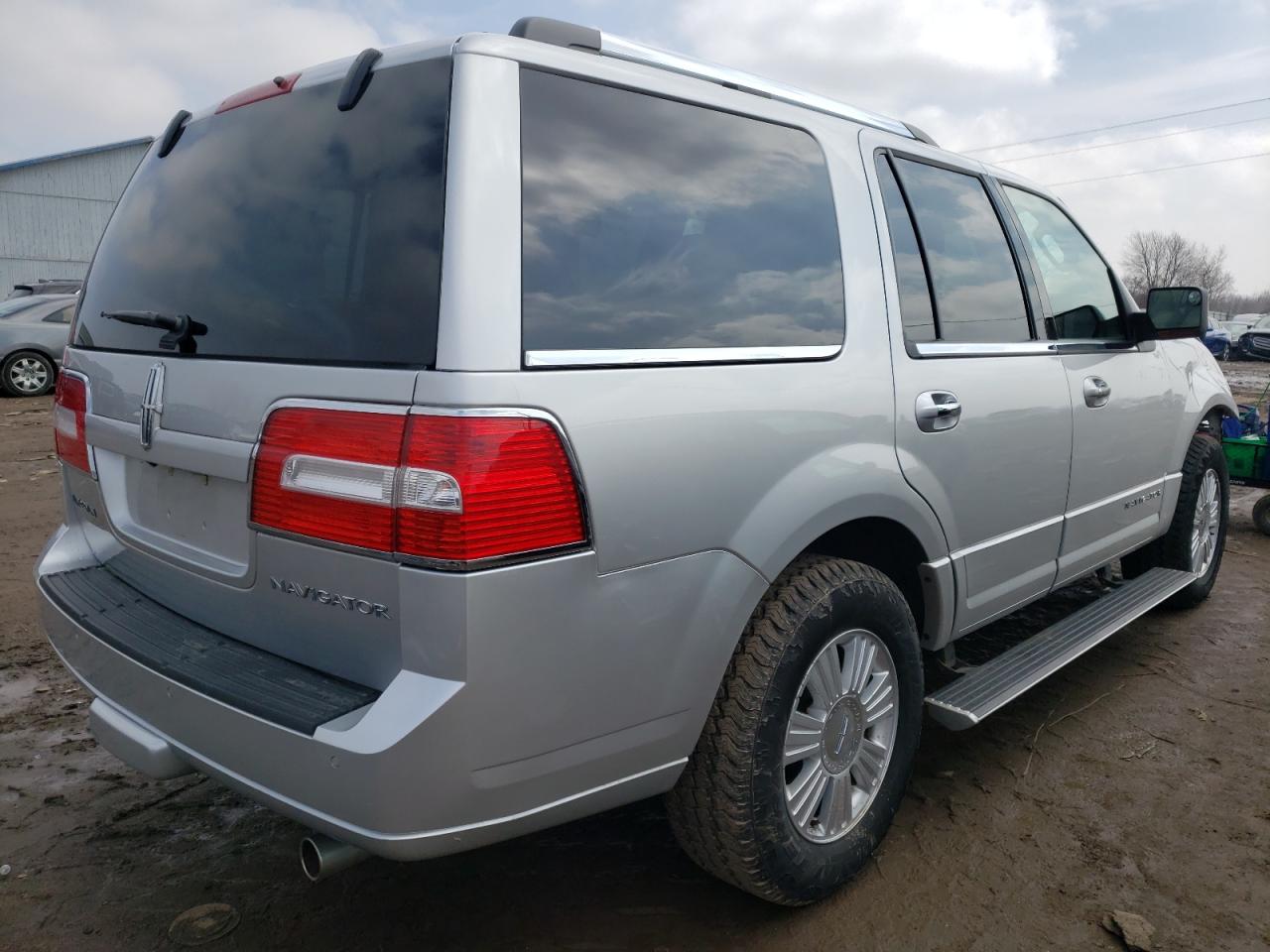 Photo 4 from auction – 2011 LINCOLN NAVIGATOR with VIN 5LMJJ2J53BEJ03113