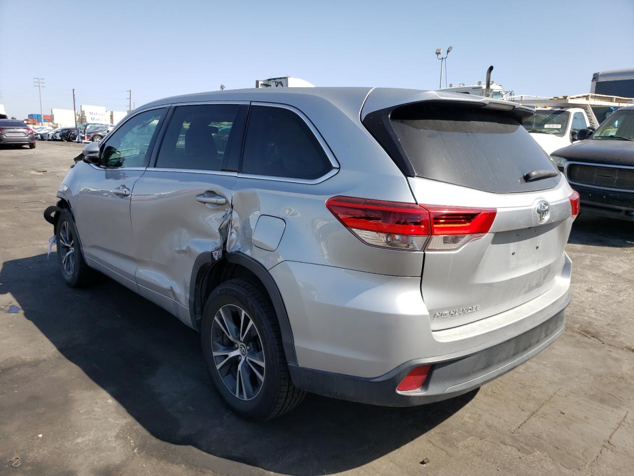 Photo 3 from auction – 2017 TOYOTA HIGHLANDER with VIN 5TDZZRFH9HS199217