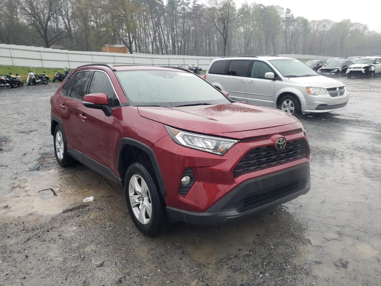 TOYOTA RAV4 XLE 2019 with VIN JTMW1RFVXKD029337 - Photo from auction