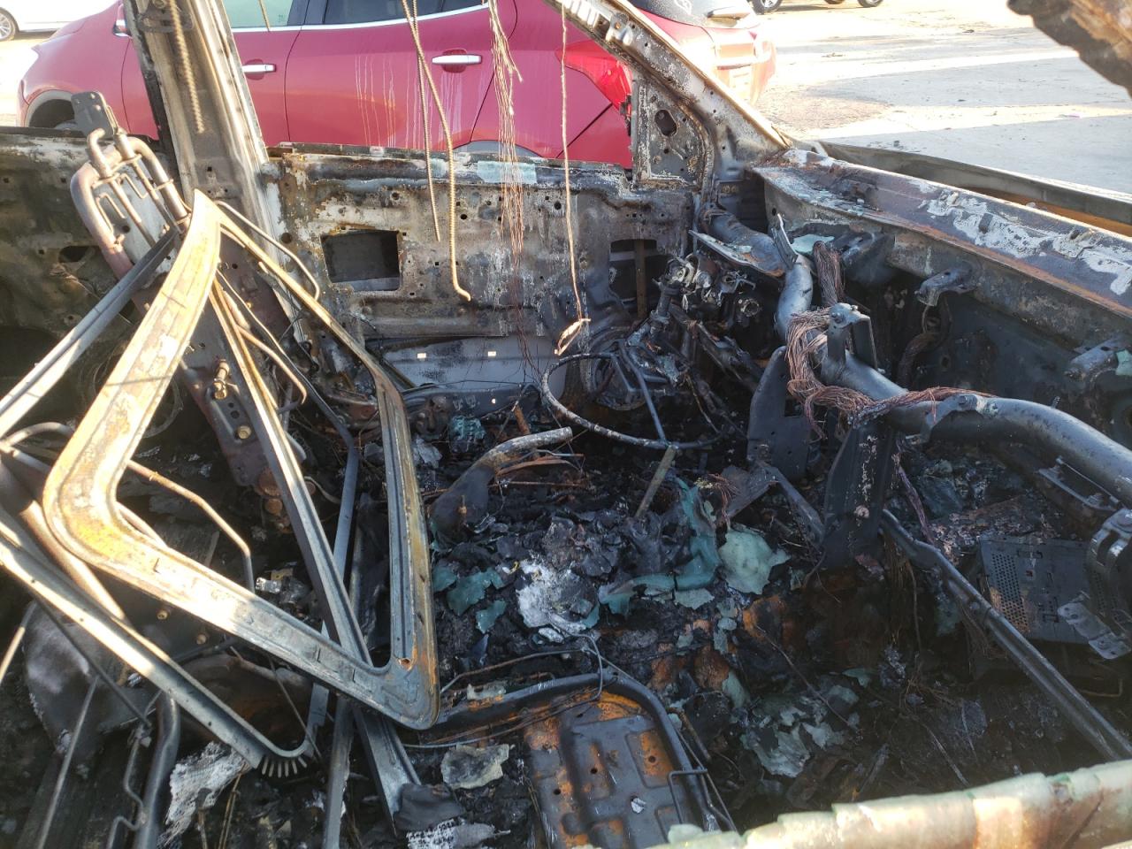 Photo 5 from auction – 2005 KIA SORENTO EX with VIN KNDJD733155435479