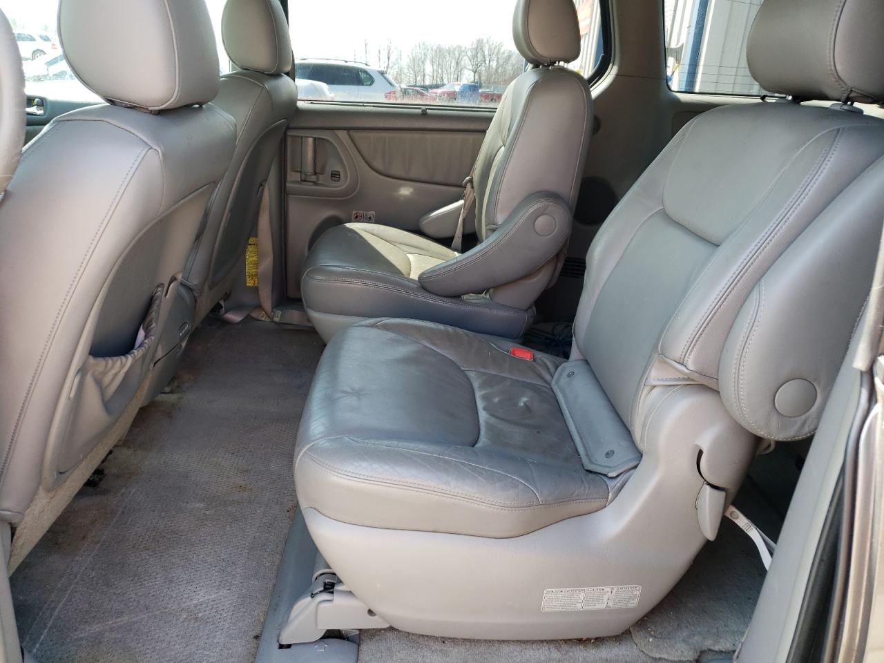 Photo 6 from auction – 2005 TOYOTA SIENNA XLE with VIN 5TDBA22C55S054293