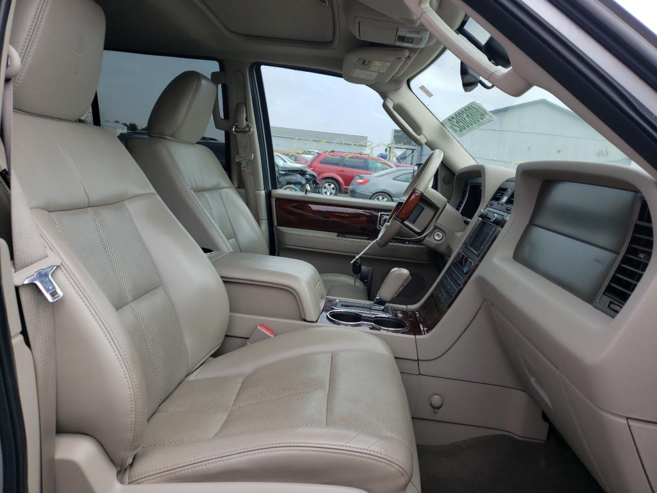 Photo 5 from auction – 2011 LINCOLN NAVIGATOR with VIN 5LMJJ2J53BEJ03113