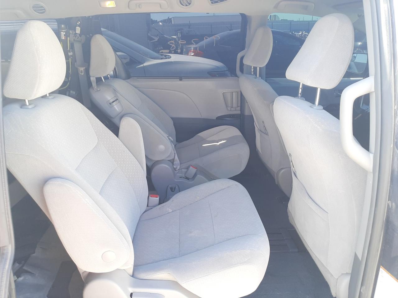 Photo 6 from auction – 2018 TOYOTA SIENNA LE with VIN 5TDKZ3DC7JS939083
