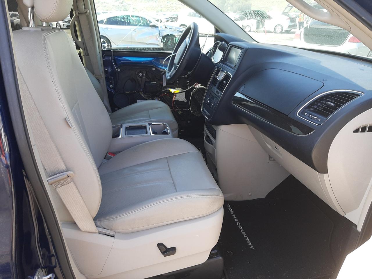 Photo 5 from auction – 2013 CHRYSLER TOWN & COU with VIN 2C4RC1CG3DR534120