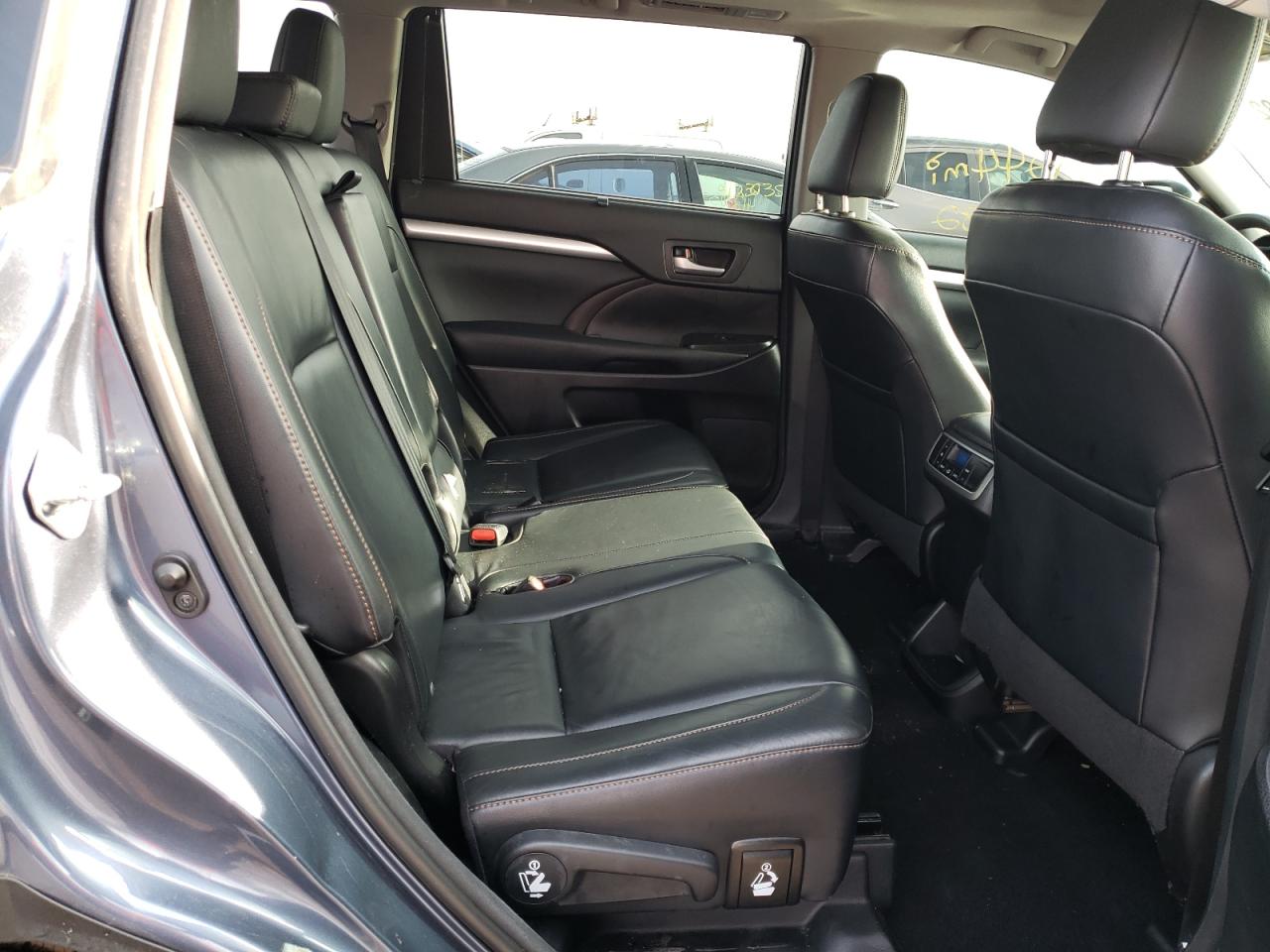 Photo 6 from auction – 2016 TOYOTA HIGHLANDER with VIN 5TDJKRFH5GS258392