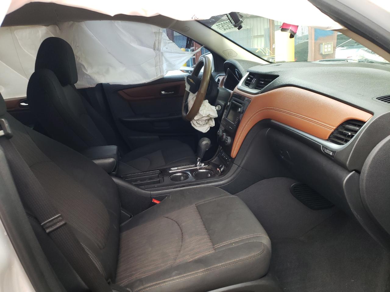 Photo 5 from auction – 2017 CHEVROLET TRAVERSE L with VIN 1GNKRGKD4HJ274760
