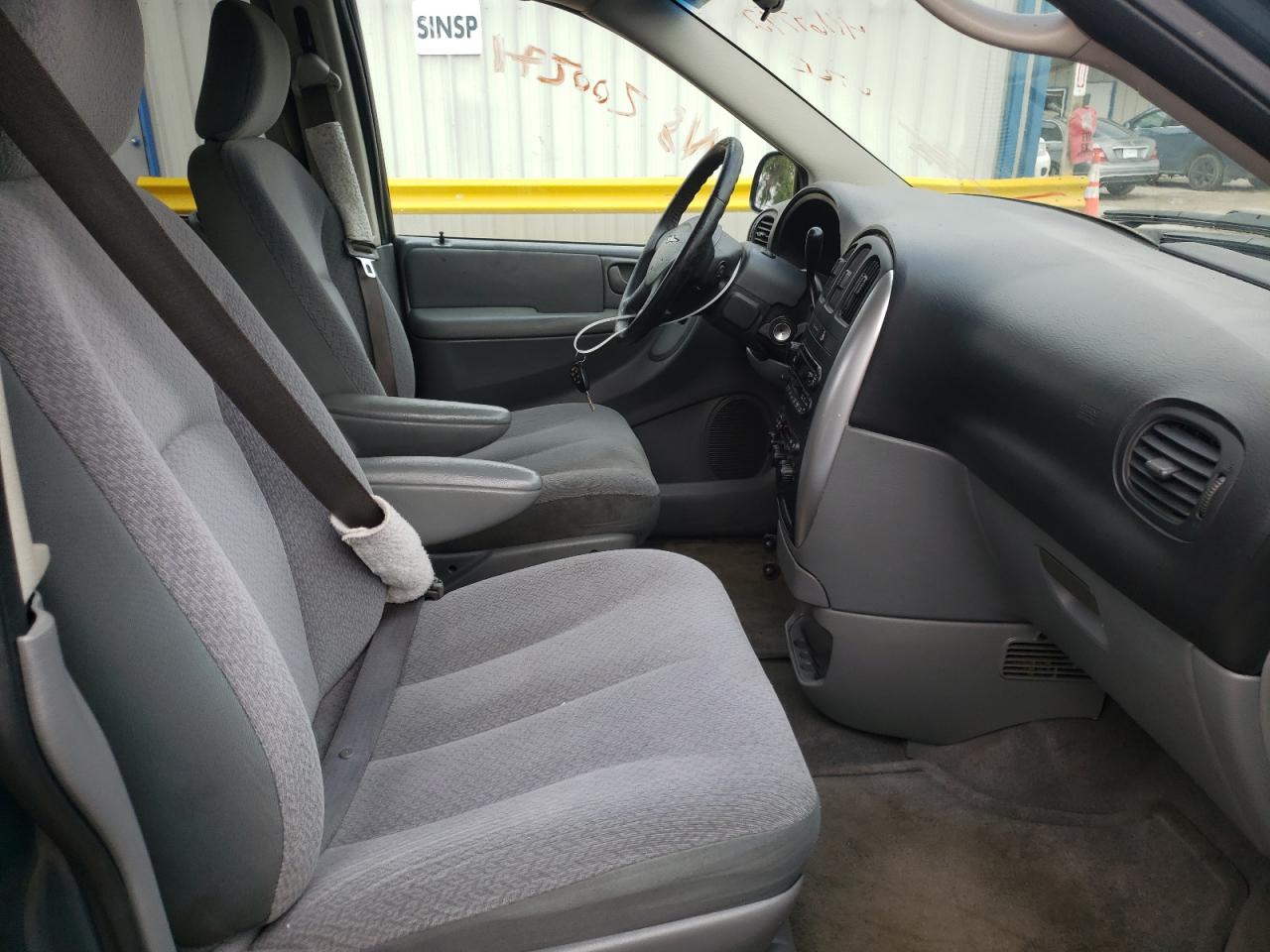 Photo 5 from auction – 2006 CHRYSLER TOWN & COU with VIN 2A4GP54L36R760086