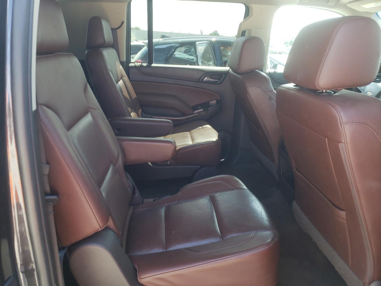 Photo 6 from auction – 2017 CHEVROLET SUBURBAN with VIN 1GNSKJKC3HR313980