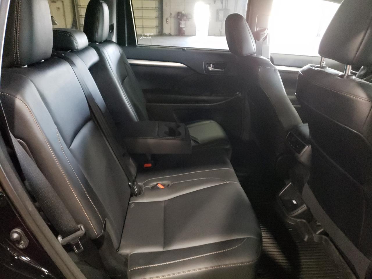Photo 6 from auction – 2018 TOYOTA HIGHLANDER with VIN 5TDJZRFH7JS869110