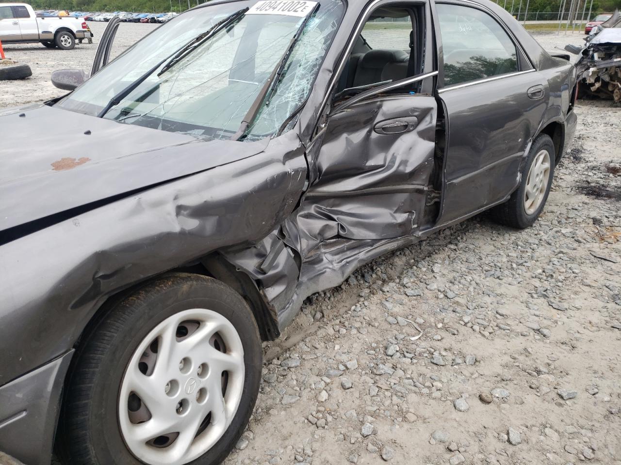 Photo 9 from auction – 2000 MAZDA 626 ES with VIN 1YVGF22C4Y5169897