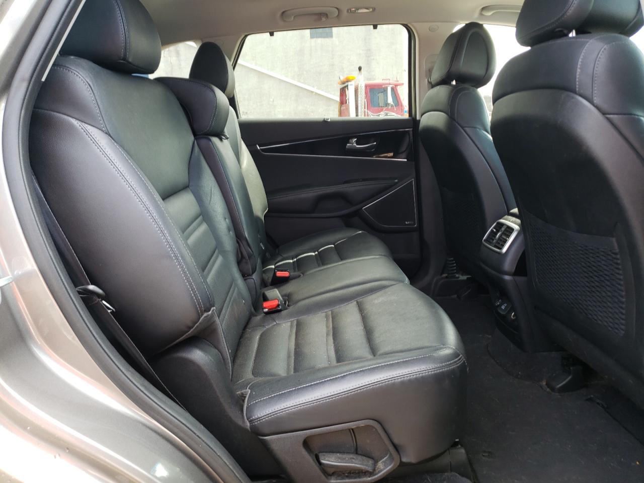 Photo 6 from auction – 2016 KIA SORENTO SX with VIN 5XYPKDA50GG089230