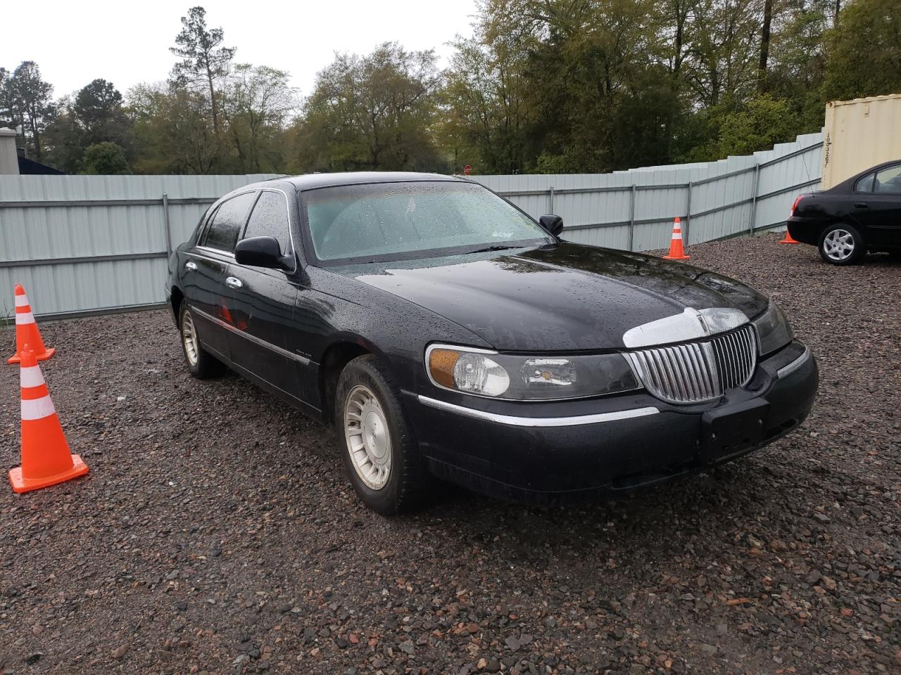 LINCOLN TOWN CAR E 1998 with VIN 1LNFM81WXWY654803 - Photo from auction