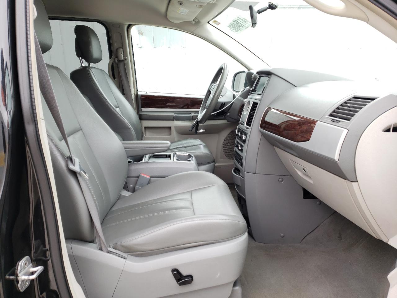 Photo 5 from auction – 2010 CHRYSLER TOWN & COU with VIN 2A4RR5DX7AR344637