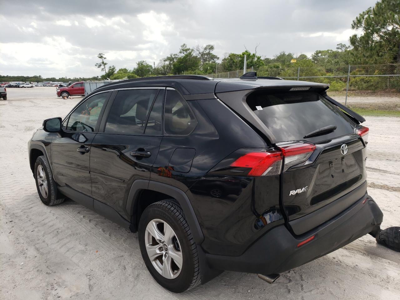 Photo 3 from auction – 2019 TOYOTA RAV4 XLE with VIN JTMW1RFV8KD022435