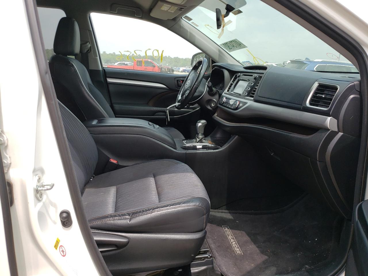 Photo 5 from auction – 2015 TOYOTA HIGHLANDER with VIN 5TDZKRFH8FS089986