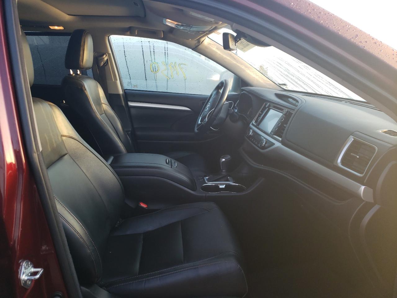 Photo 5 from auction – 2018 TOYOTA HIGHLANDER with VIN 5TDJZRFH7JS488728