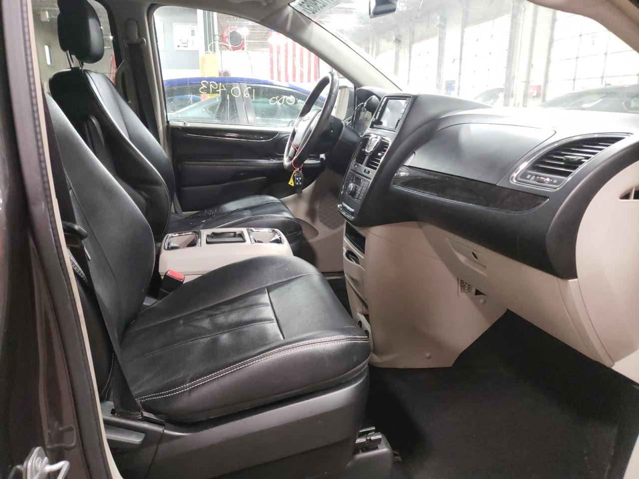 Photo 5 from auction – 2015 CHRYSLER TOWN & COU with VIN 2C4RC1BG4FR538780