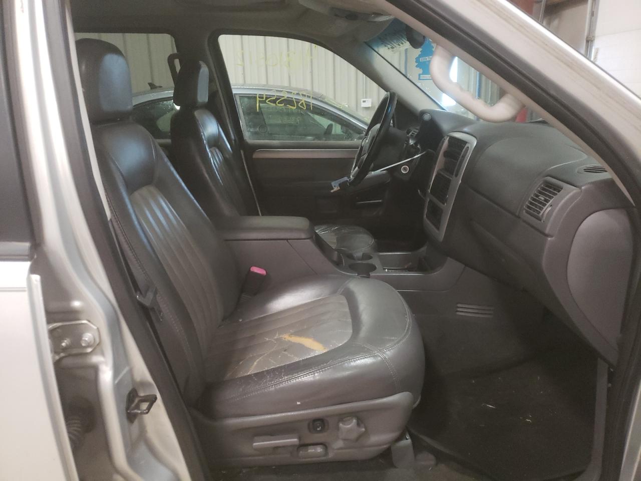 Photo 5 from auction – 2002 MERCURY MOUNTAINEE with VIN 4M2ZU86W62UJ09915