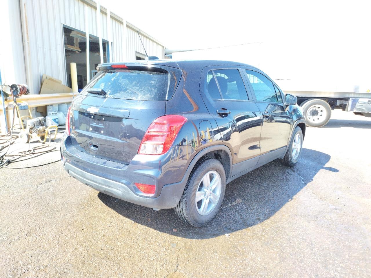 Photo 4 from auction – 2021 CHEVROLET TRAX LS with VIN KL7CJKSB6MB334108
